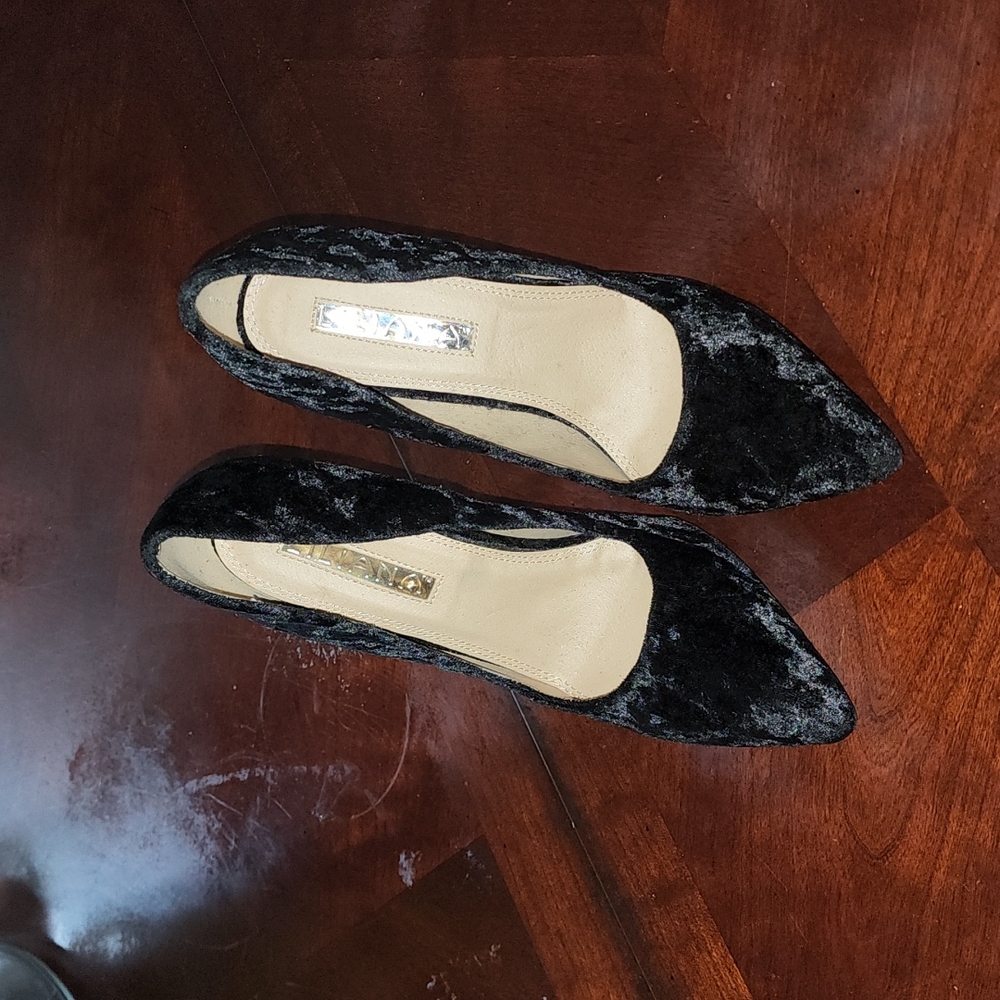 Women Black suede pumps